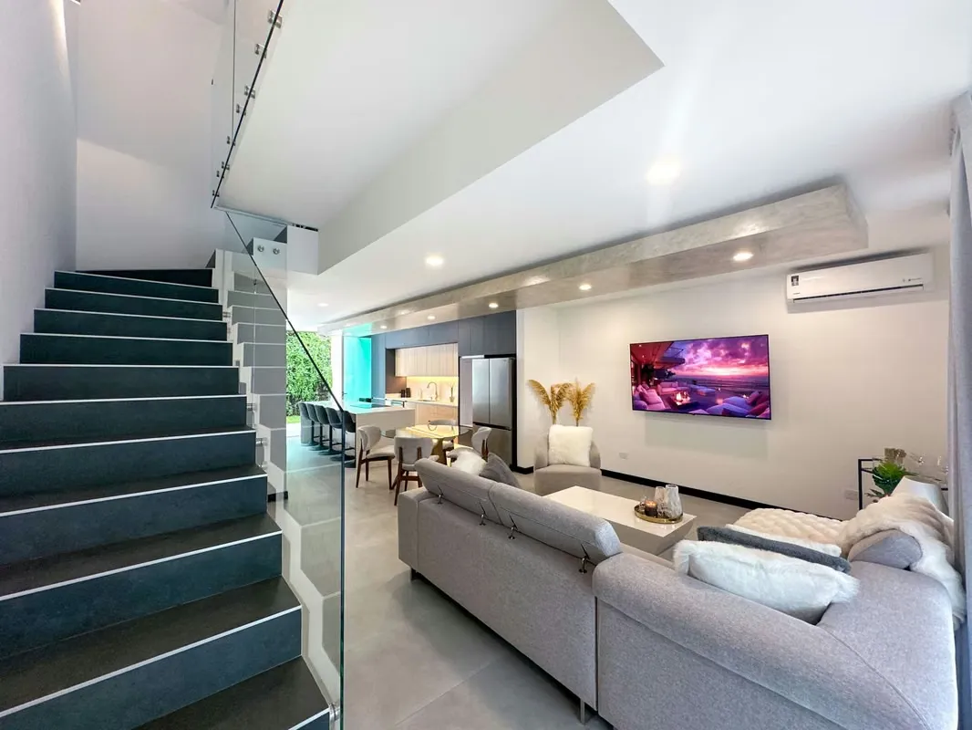 Venta de Casa en Condominio Bonavista Escazu lista para estrenar, con vistas a la ciudad.