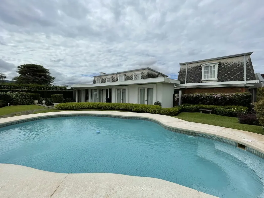 Se vende casa de lujo con piscina en Ayarco, Curridabat (AD)