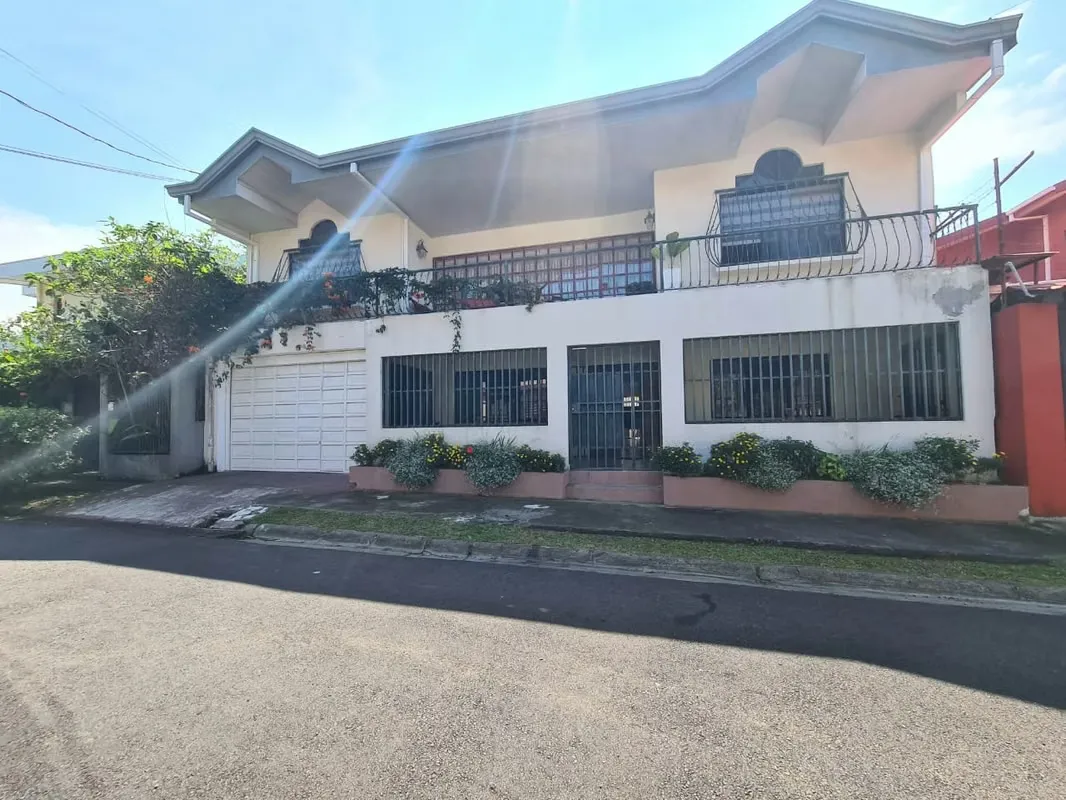 Propiedad en venta 2 Casas con 1 Apartamento (FE)
