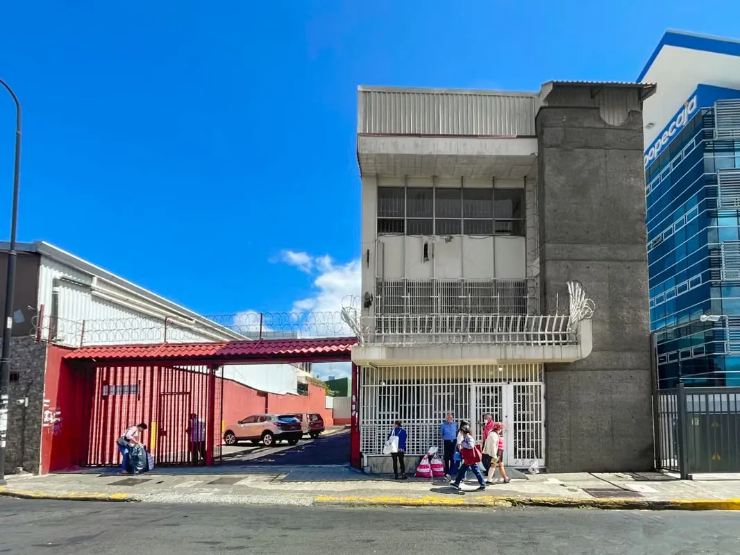 Se vende o alquila edificio con parqueo en el centro de San José (AD).