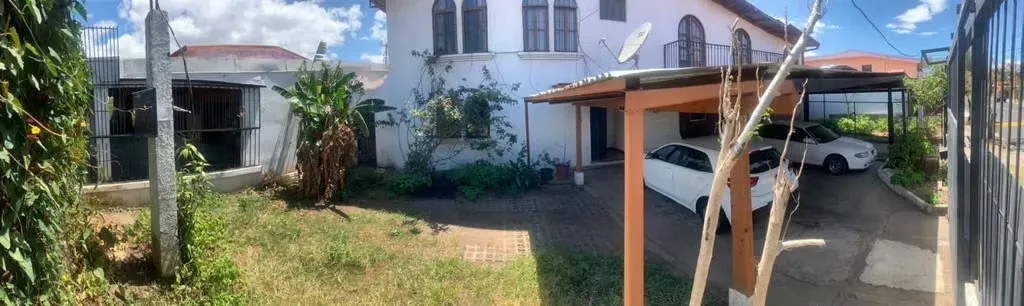2-level house plus 1 apartment with separate entrance near the La Salle school, ideal for housing, offices or offices. The property measures 510m2 and 480m2 of ...
