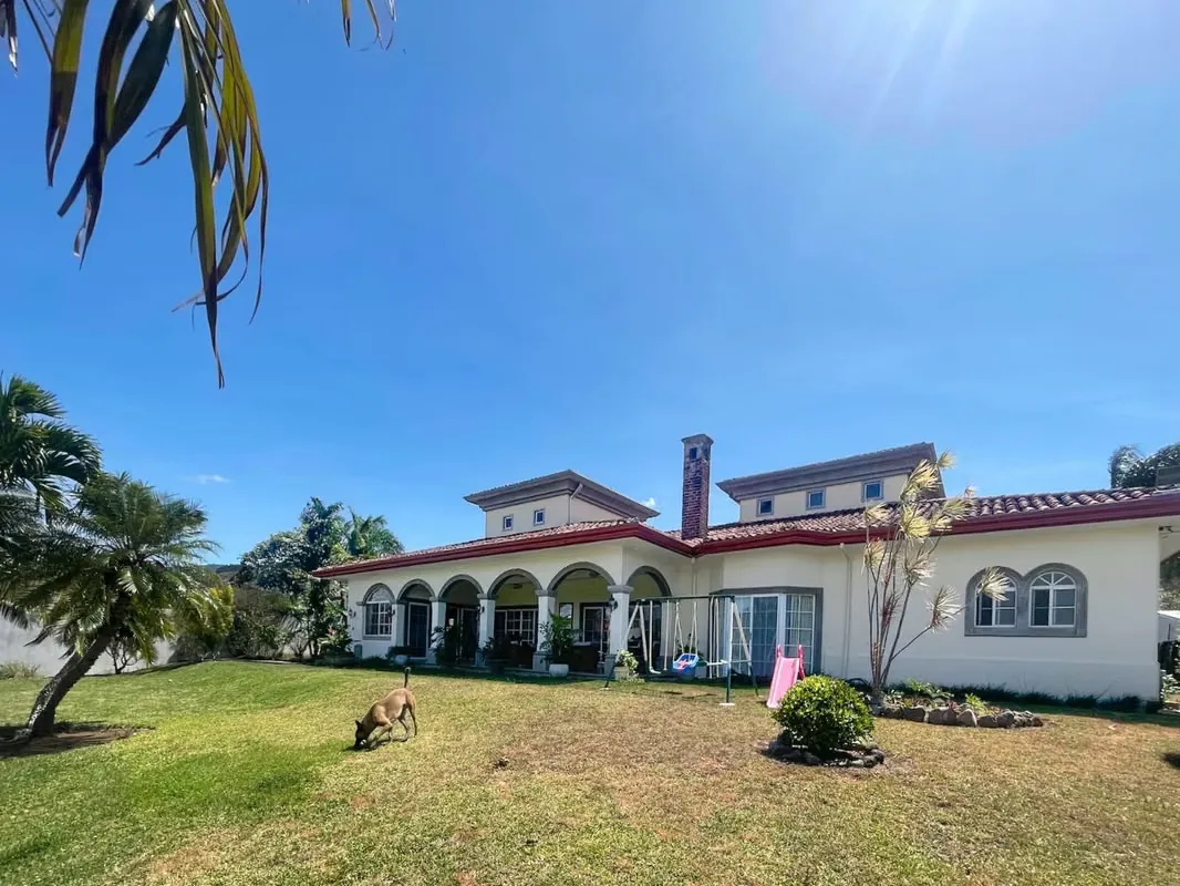 Se vende casa de lujo de una planta, Urb. La Caraña, Santa Ana (AD).