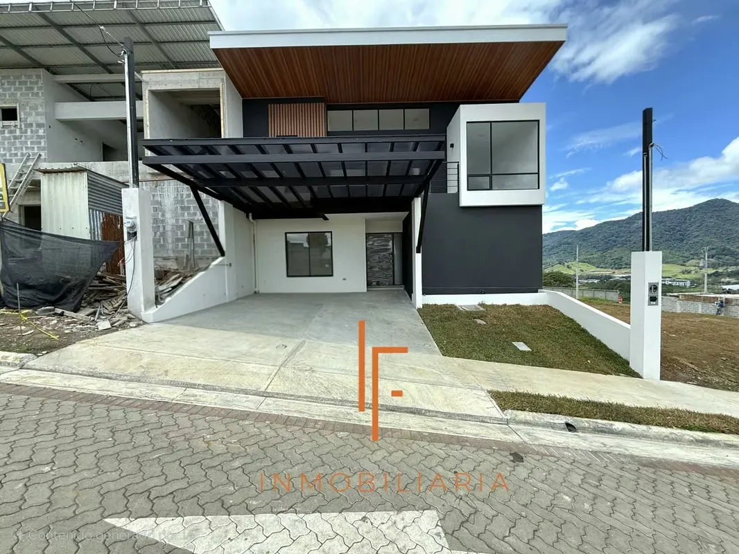 Moderna Casa de 4 Habitaciones en Condominio Curridabat