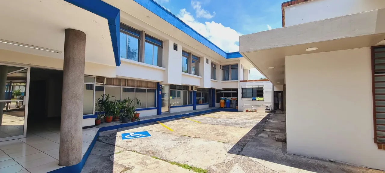 Property with an excellent location in Curridabat, almost in front of the main road between San José and Cartago, near the Plaza ...