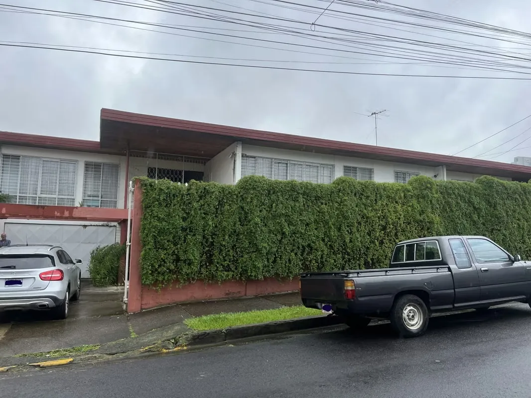 Venta de Terreno con dos casas en Los Yoses