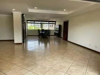 Venta de Amplio Apartamento en Trejos Montealegre