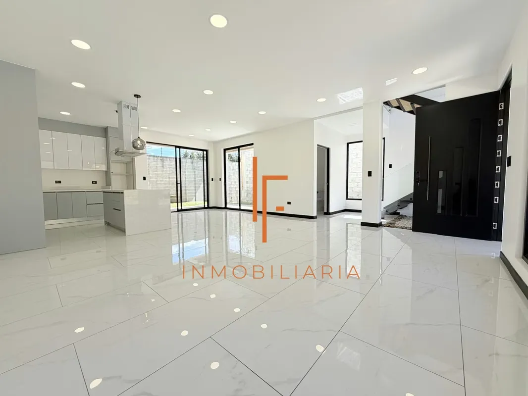 Amplia Casa de 230 m2 en Condominio Ayarco 385 Curridabat