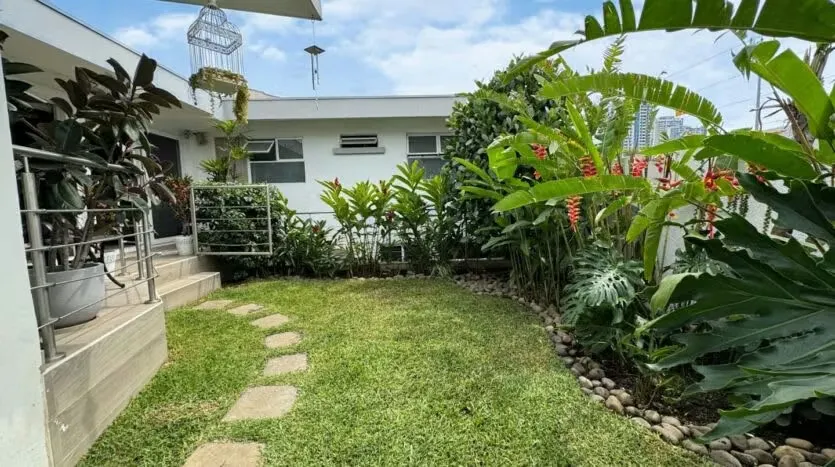 House for sale in Barrio Francisco Peralta. Residential or Commercial Use.