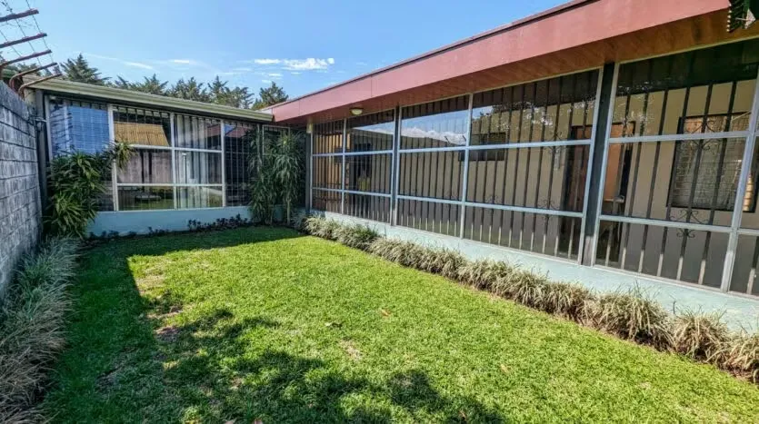 Large and beautiful house in Curridabat with commercial & residential use, 410 m2 of construction on one floor, very well located just 200 meters from the Vindi de ...