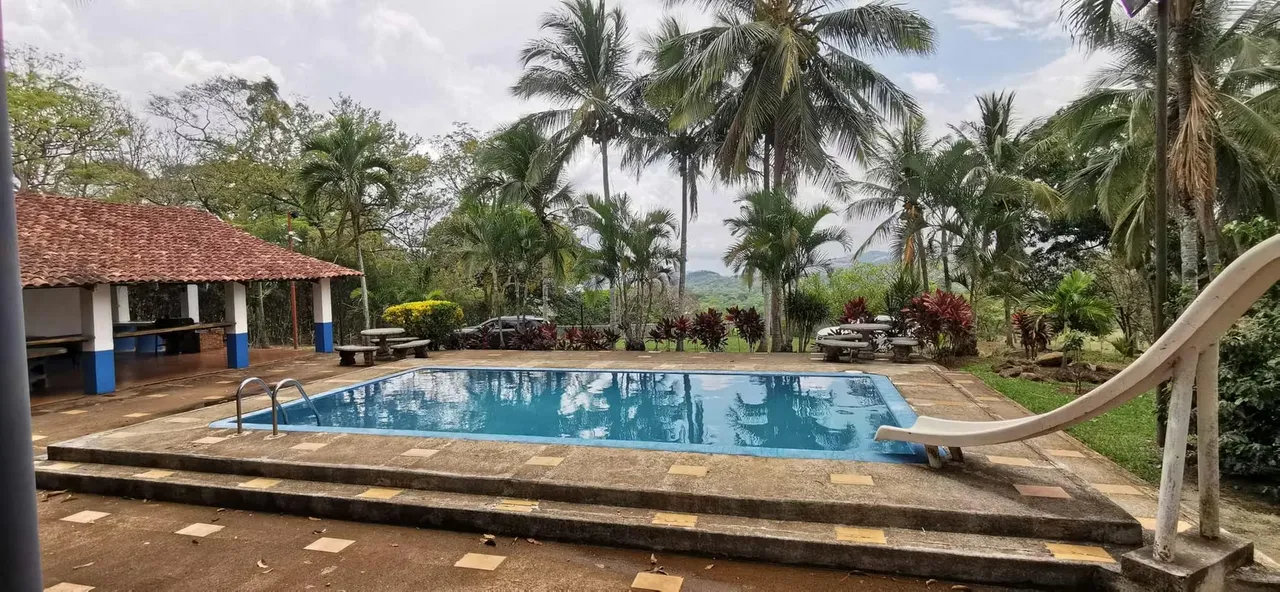 Beautiful finca for development has many facilities, pawn house, stables for horses, gallinero, main house, large ranch with pool and party area, ...