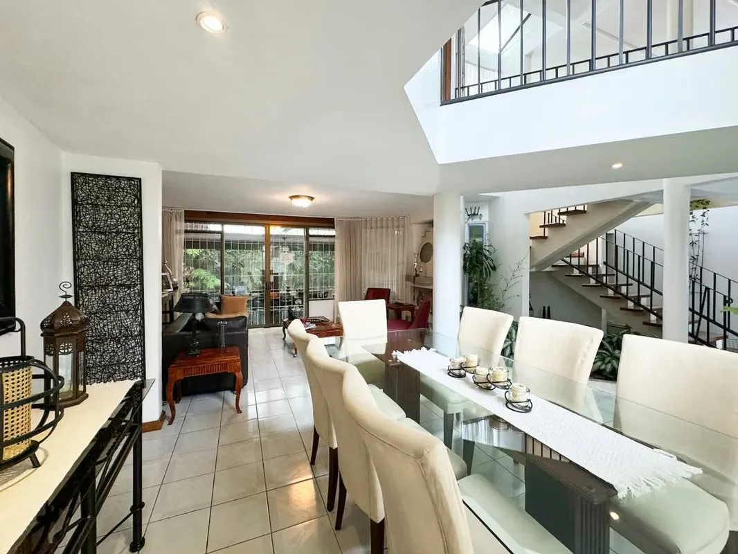 Se vende Casa en residencial privado en Ayarco, Curridabat (AD).
