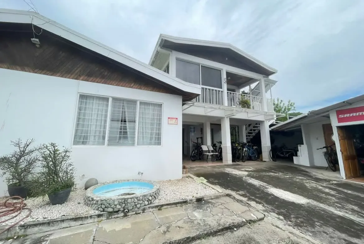 Discover the potential of this 1801m² property strategically located along the old road to Piedades. Ideal for ...