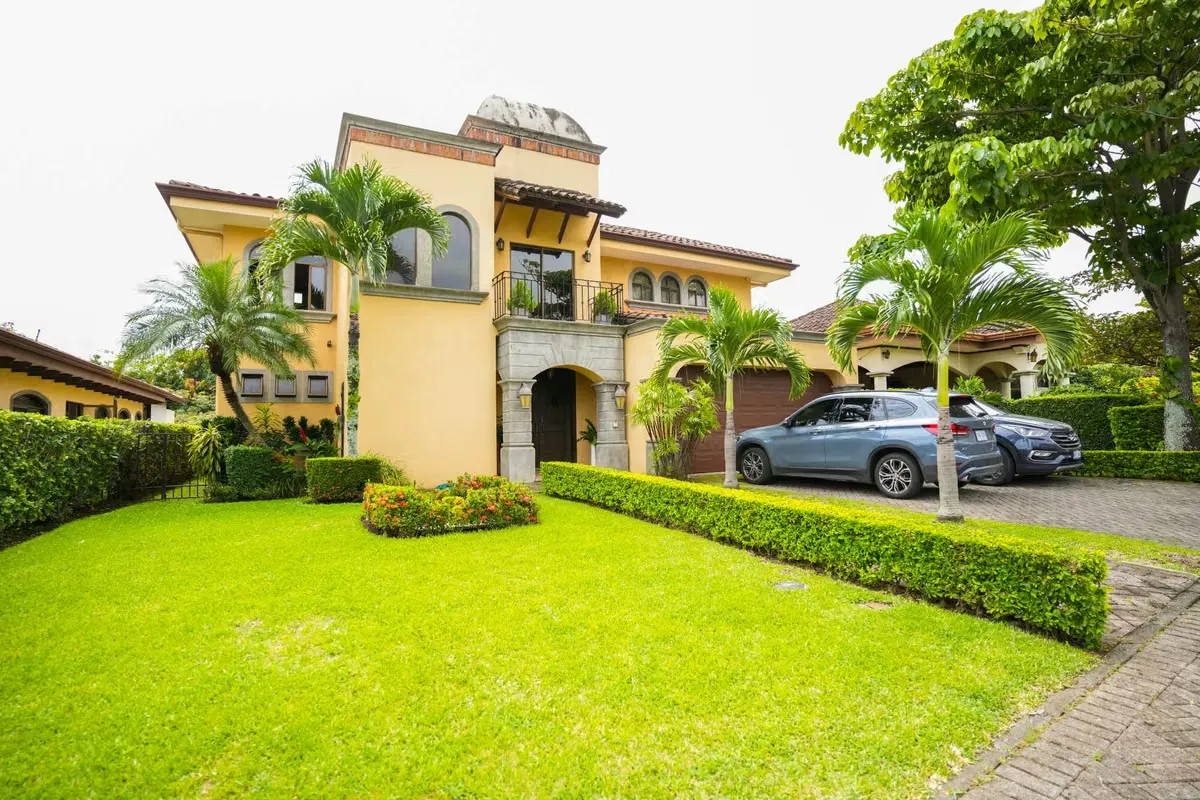 House for sale in Santa Ana
