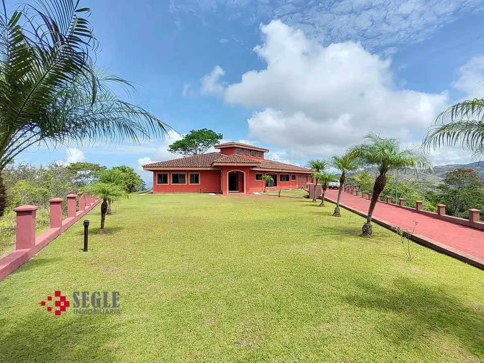 Beautiful farm for sale, located just one hour from San José and very close to urban centers with access to all essential services and shops.