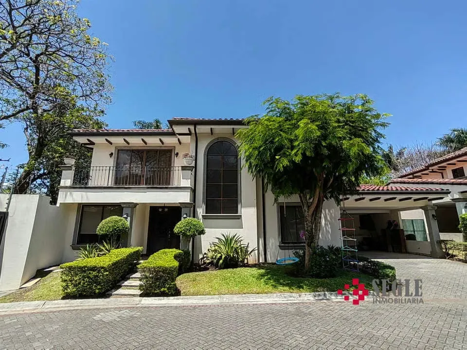 Venta de Casa con piscina , Santa Ana.