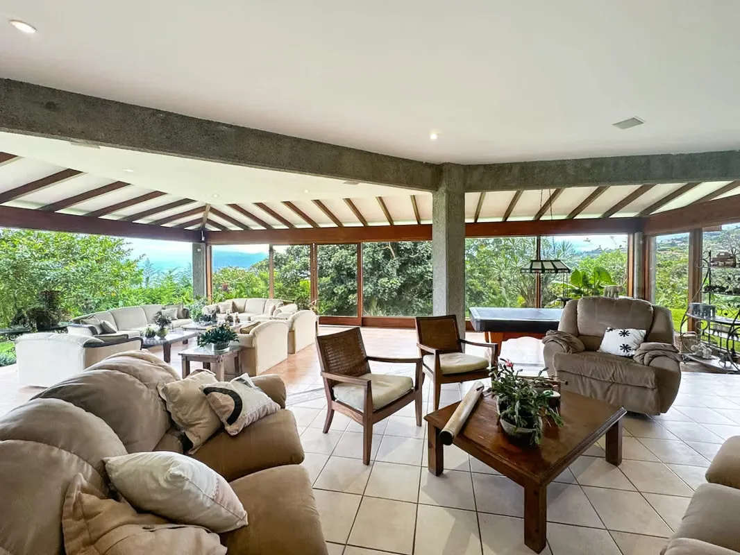 Se vende linda y amplia Casa en San Antonio, Escazú (AD).