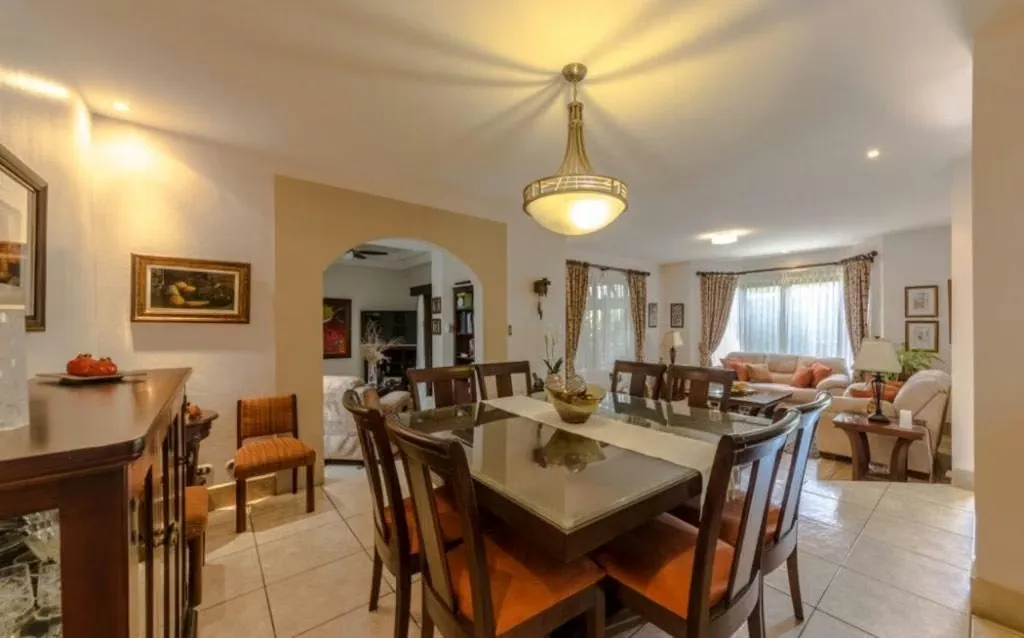 FINA Y LUJOSA CASA EN GUACHIPELÍN DE ESCAZÚ DISPONIBLE PARA LA VENTA.