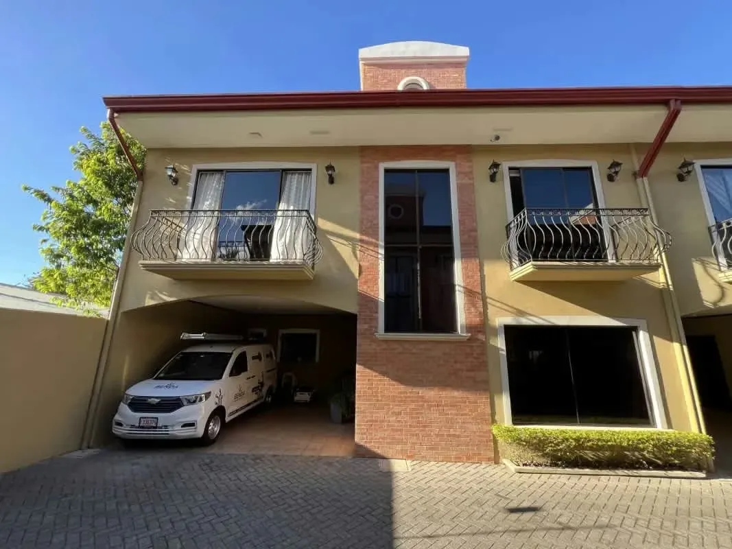 Curridabat Pinares, high-value area with a wide variety of walking distance shops: Walmart, Fresh ...