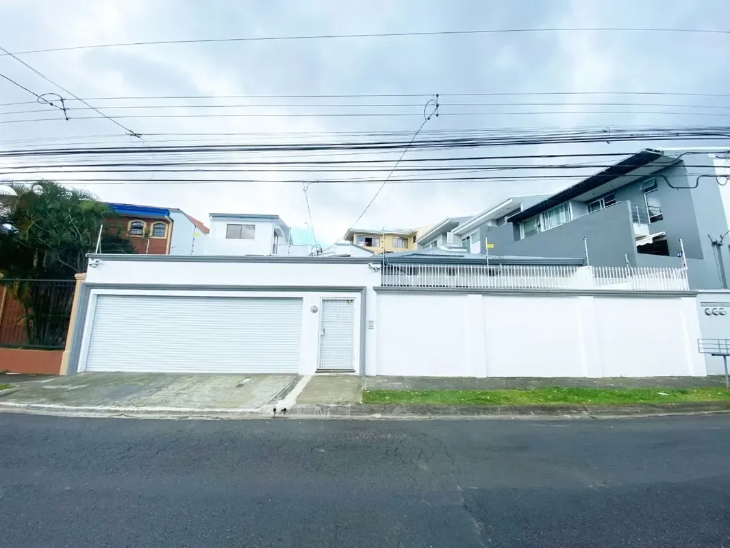 Large house for rent in Guayabos de Curridabat
