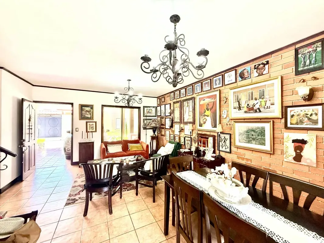 Casa de Tres Dormitorios - Exclusivo Condominio Villas de Venecia - Ayarco Sur