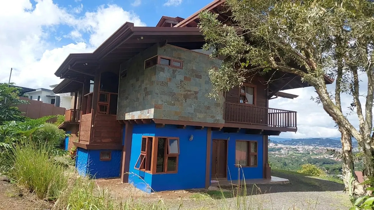 Casa en venta en San Ramón, dos pisos, con vistas increíbles a la ciudad y montañas