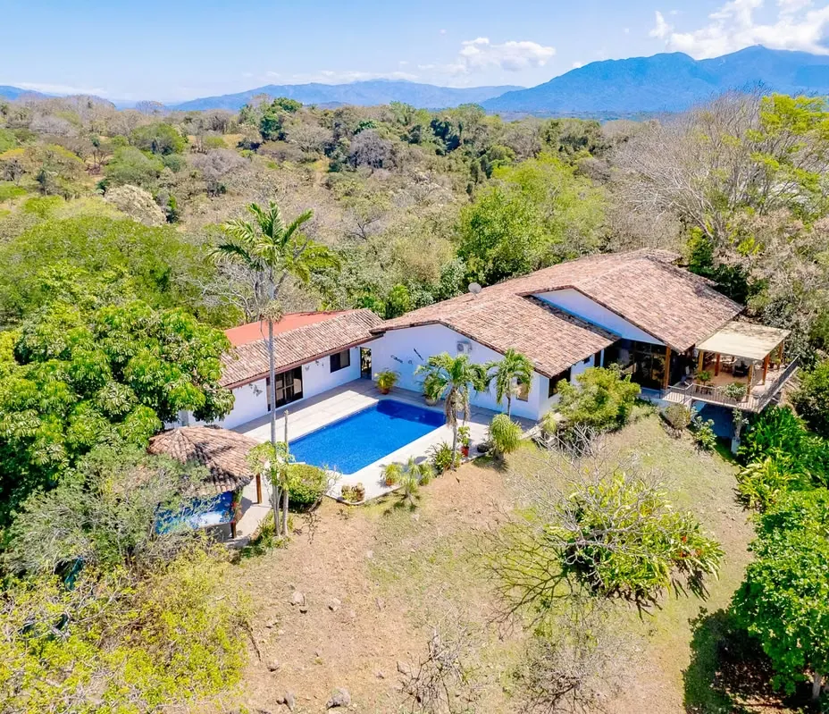 Venta de Casa con casa de huéspedes en La Ceiba, Orotina.
