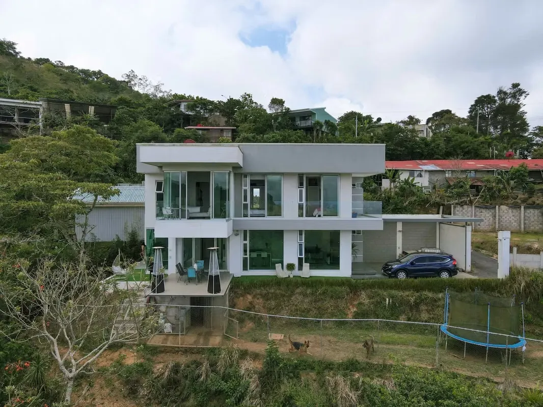 Casa en venta en San Ramón, dos pisos con vistas al mar, acuario y pisos de mármol