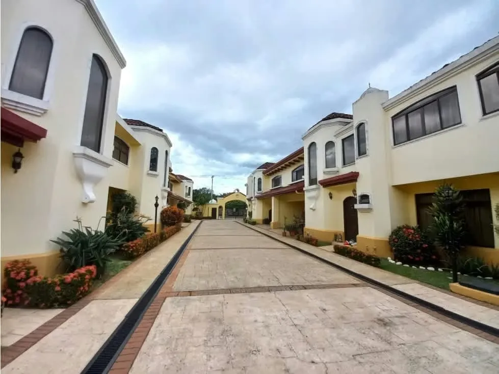 VENTA DE HERMOSA CASA, CONDOMINIO LA RIBERA DE BELEN 38350 (IH)