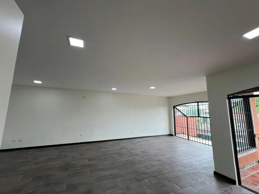 Alquiler de local comercial ideal para su oficina bodega o bien su negocio amplio