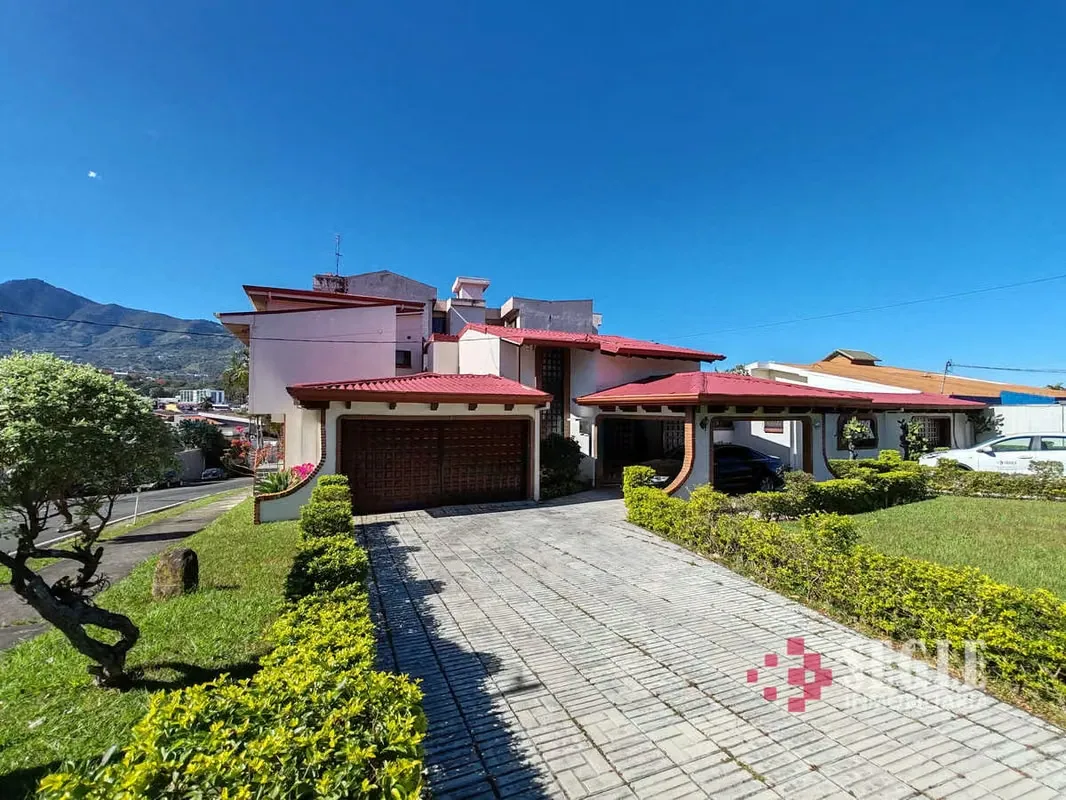House for sale in commercial area, Escazú, Trejos Montealegre.