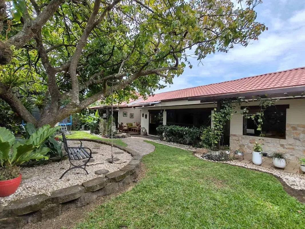 Beautiful one-story house, located in the heart of Trejos Montealegre, one of the most exclusive and strategic areas of Escazú! ...
