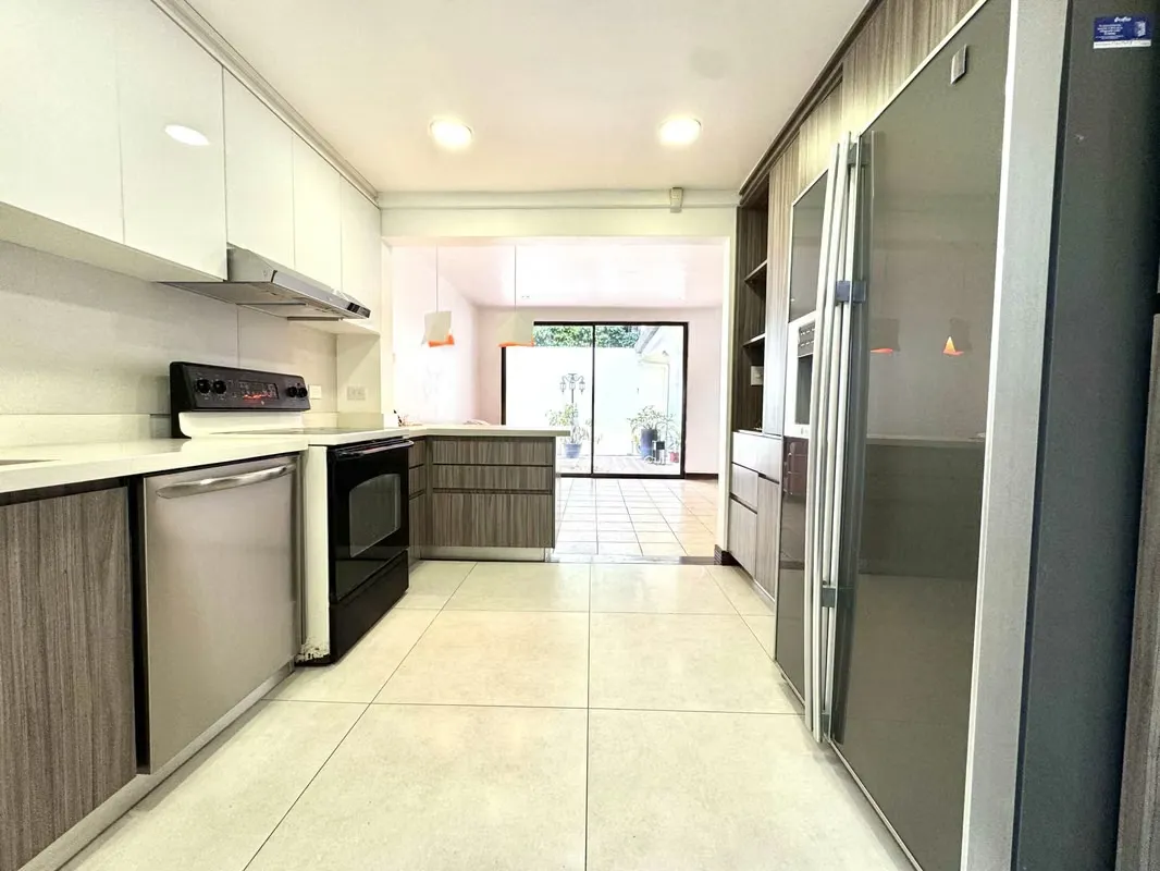 Descubra esta bonita casa en un exclusivo condominio de solo 22 viviendas en Escazú, una de las zonas más ...