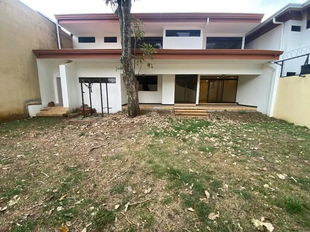CASA EN ESCAZÚ CON JARDÍN