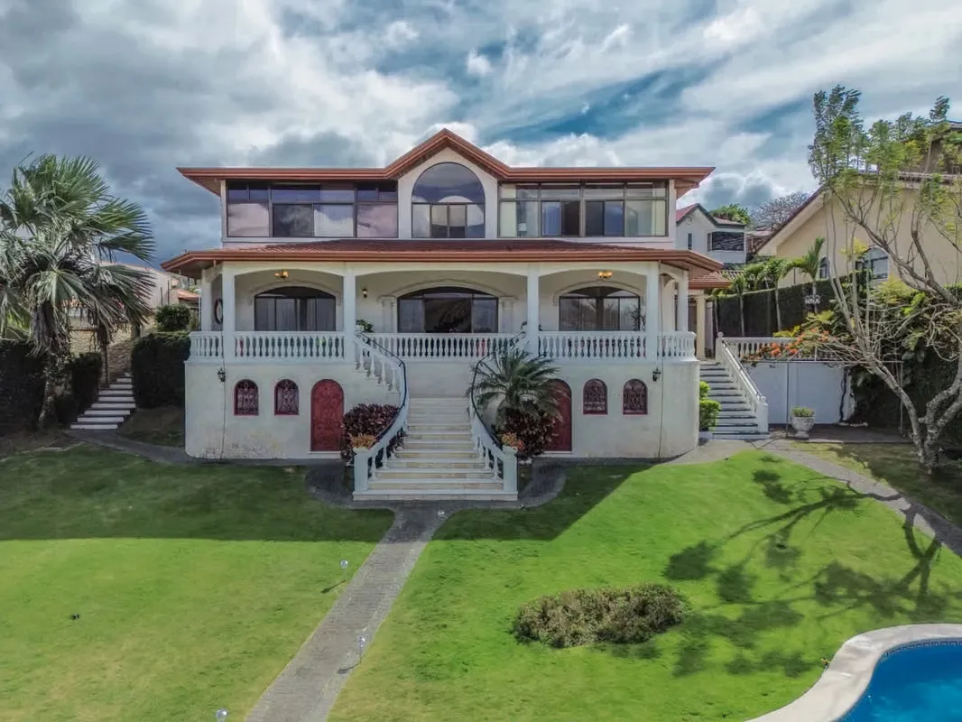 House for Sale in Escazú – 1,400 m² Lot
