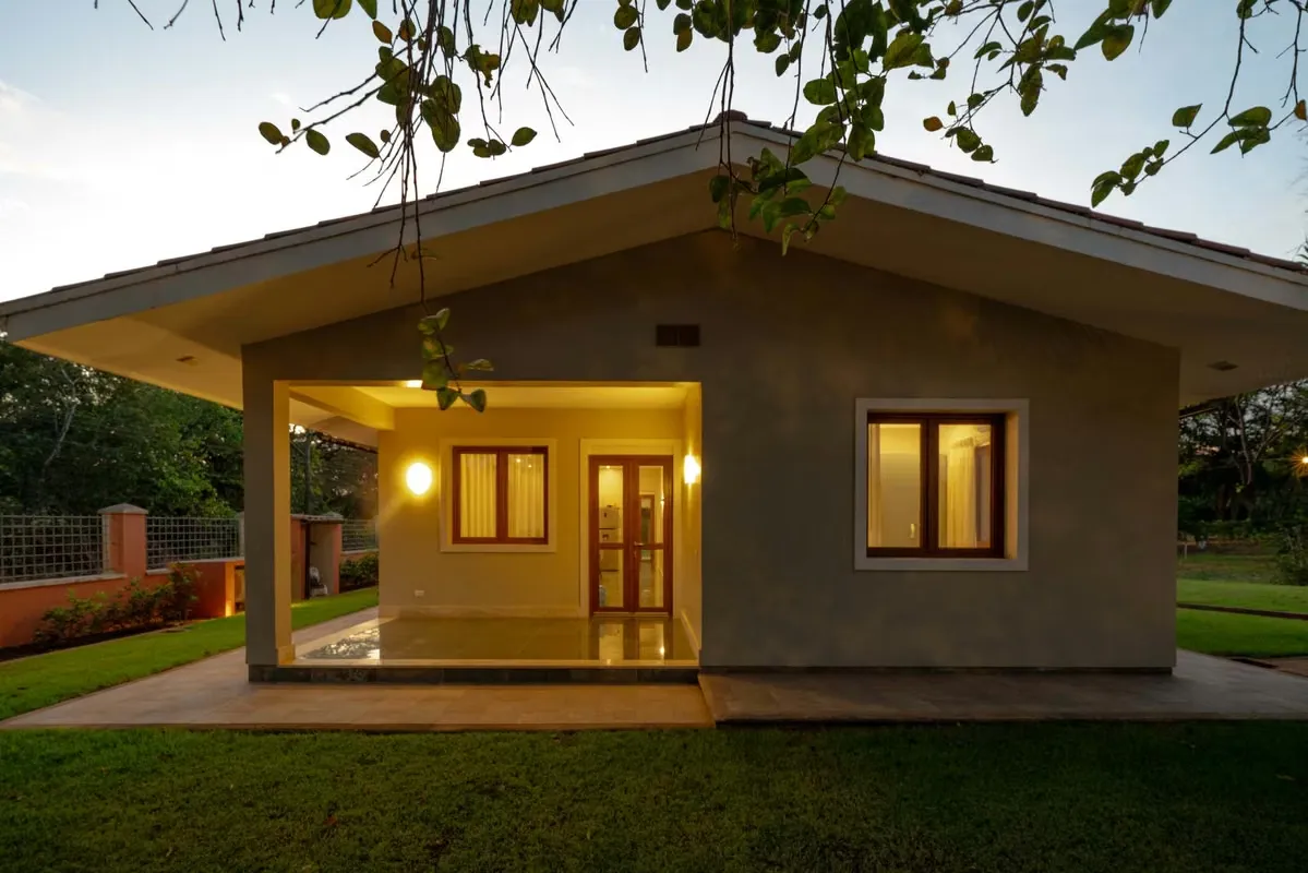 Un lote+ Una Casa Italiana en el Centro de Tamarindo