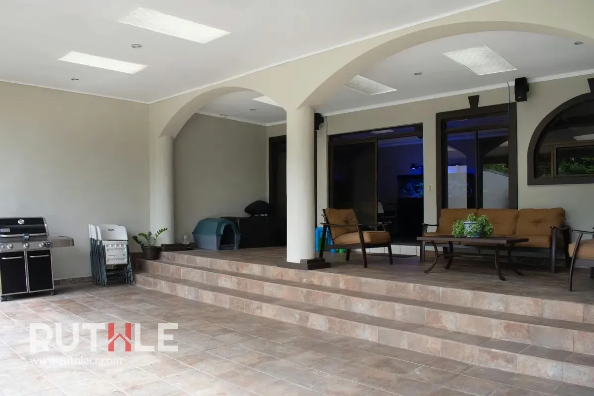 For sale in Escazú Guachipelin, independent house with security and a large patio