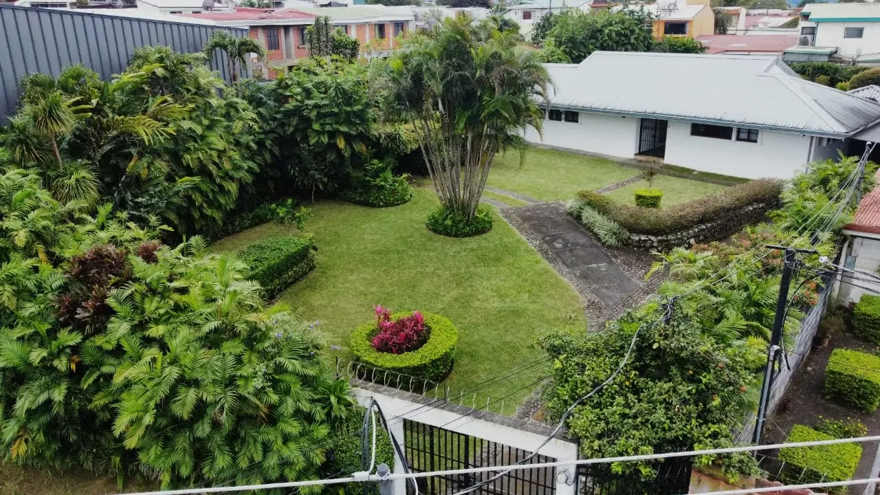 Vendo casa sobre vía principal Sabanilla