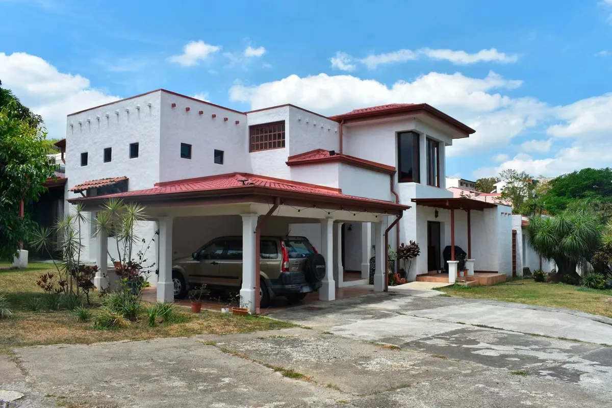 SE VENDE - CASA INDEPENDIENTE EN ESCAZÚ, GUACHIPELIN