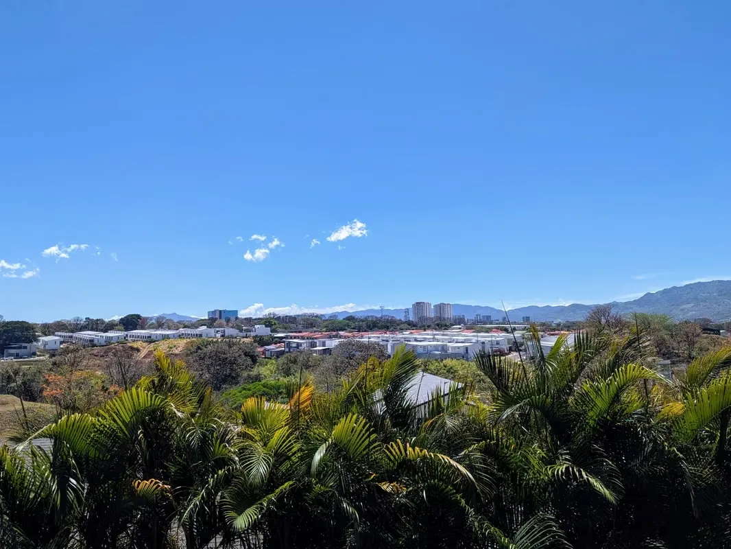 Exclusivo Condominio Francosta dormitorio principal en PRIMER NIVEL