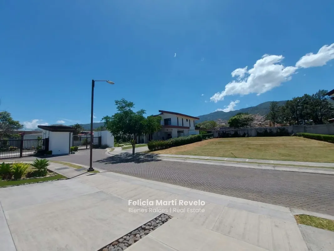 VENTA Lote en exclusivo Condominio muy cerca de la 27. SANTA ANA