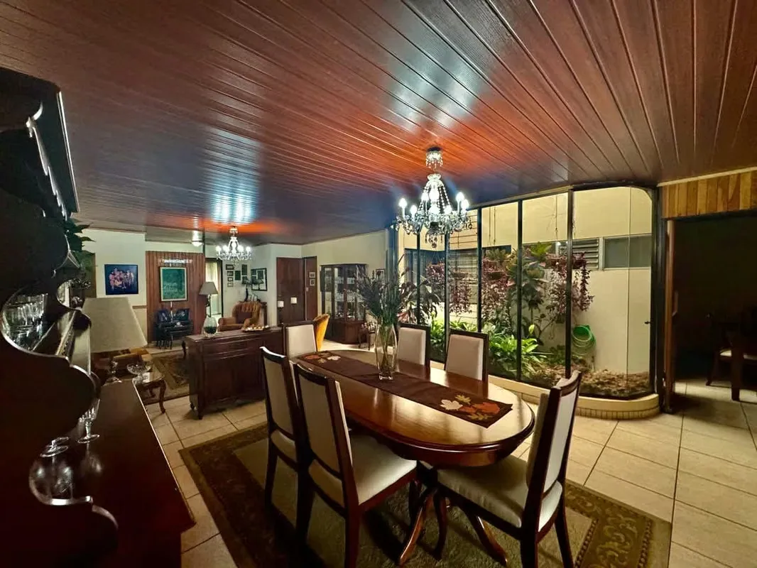 Casa de 7 Habitaciones y 4 estacionamientos en Guayabos, Curridabat, San José