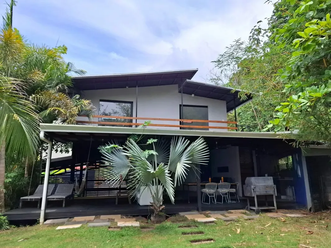 ¡Tu oportunidad en Herradura! Casa para renovar con concepto abierto