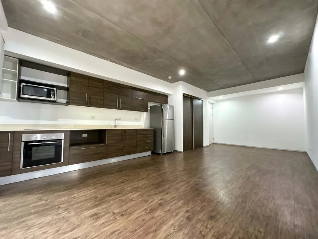 Venta de amplio apartamento con línea blanca en Santa Ana