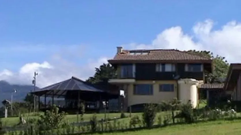 Si busca una casa con carácter, exclusividad y una vista inigualable, esta propiedad es para usted. Diseñada en un elegante estilo colonial rústico, cada rincón de ...