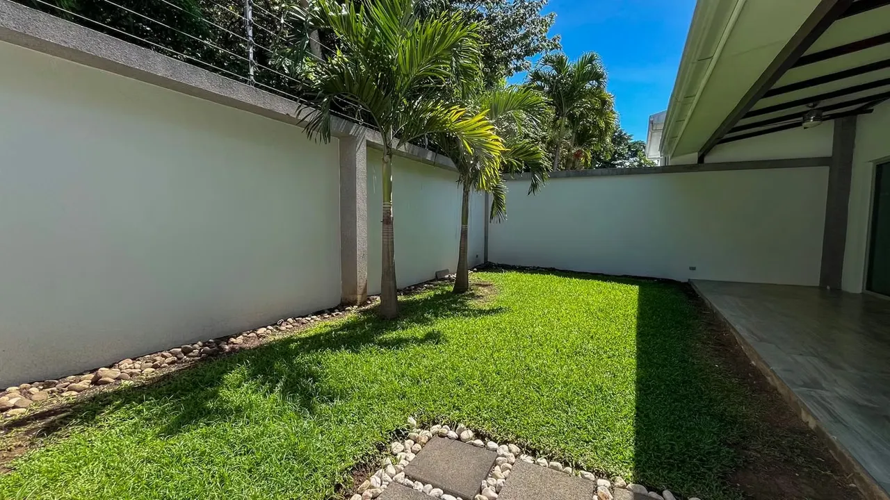 For Sale. Santa Ana, Rio Oro. Family condominium with large garden.