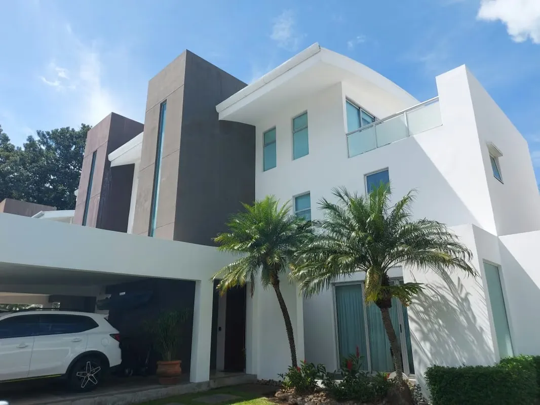 VENTA casa Moderna con piscina cerca Santa Ana Centro
