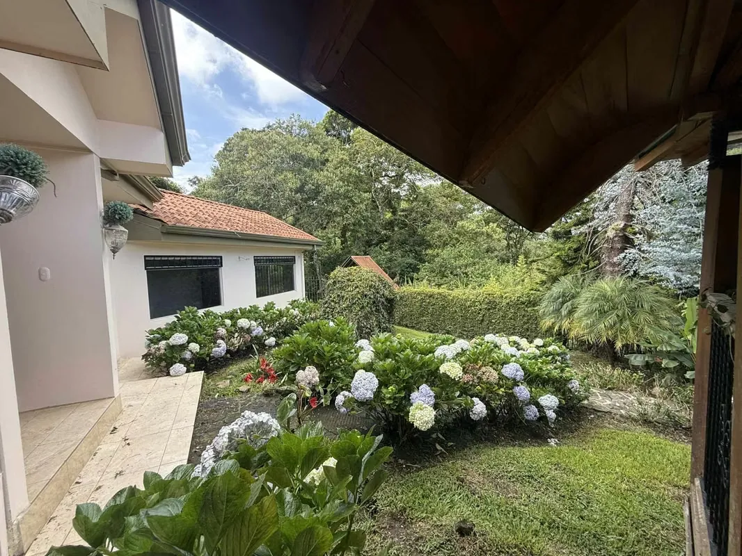 Venta de amplia casa en Residencial - KM