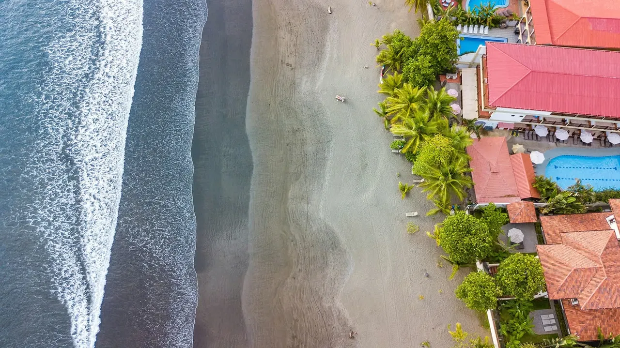 Beautiful oceanfront hotel in Jaco, with an excellent location and great potential for developing temporary or permanent housing ...