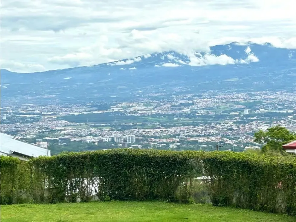 Escazú. Precioso lote de Terreno de 1300 m2. Espectaculares vistas