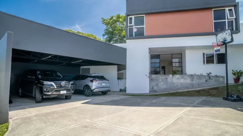 House for Sale with Contemporary Style and Spacious Garden